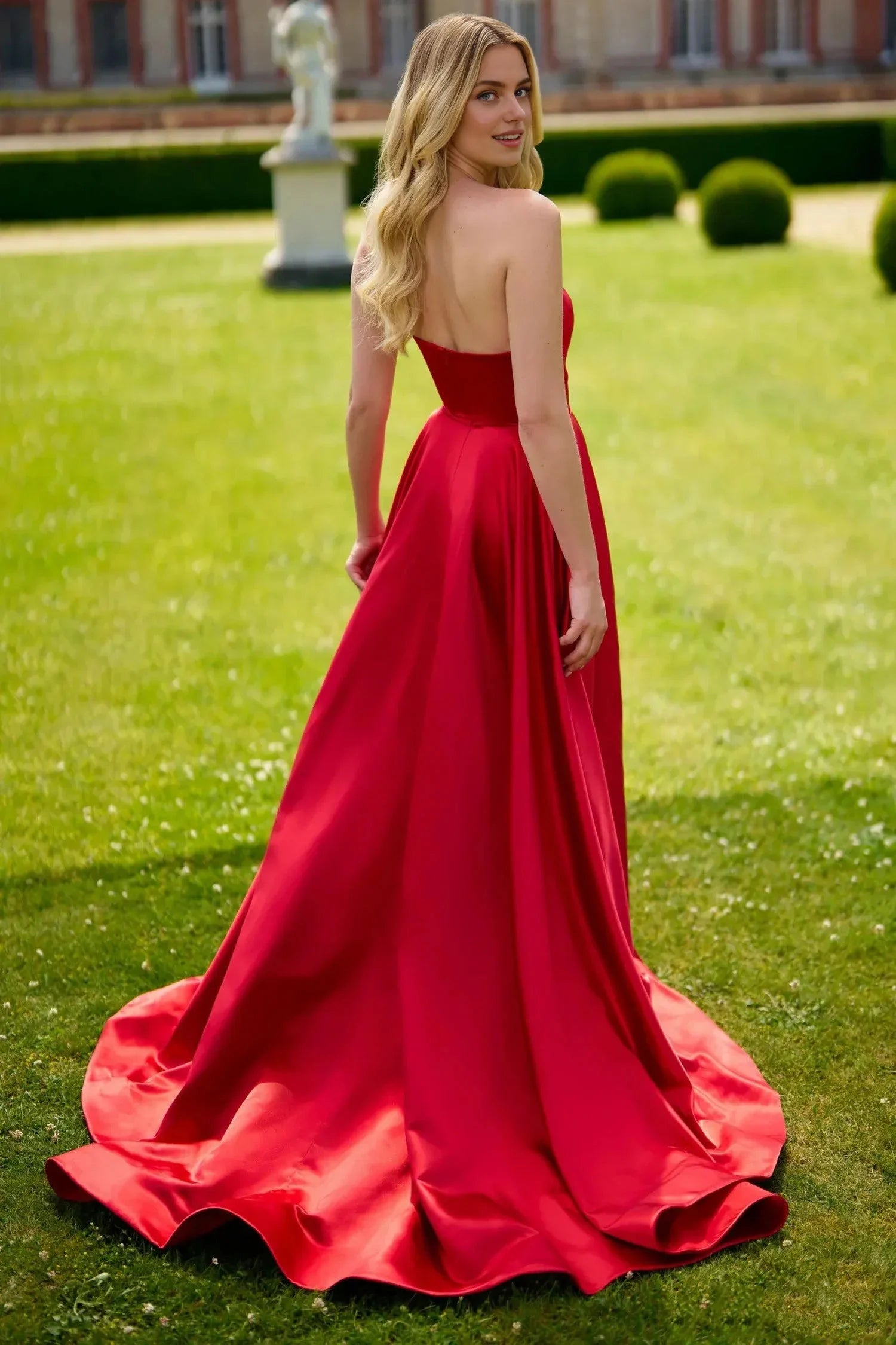 Robe de soirée bustier en satin rouge Weitese avec design de robe de bal et fente haute rayonnant une robe de bal luxueuse et sophistiquée